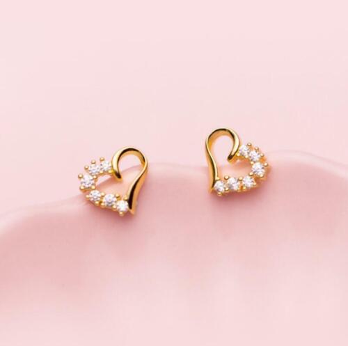 Tiny Gold Love Heart Pave Cubic Zirconia Stud Earring - Afbeelding 1 van 2