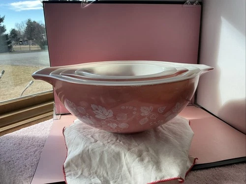 Vintage Pyrex PINK GOOSEBERRY Cinderella Mixing Nesting Bowls Complete Set of 4