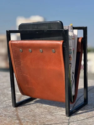 Zeitungsständer aus Leder, schwarzes Leder und schwarzer Rahmen, Zeitschrifte... - Bild 1 von 4