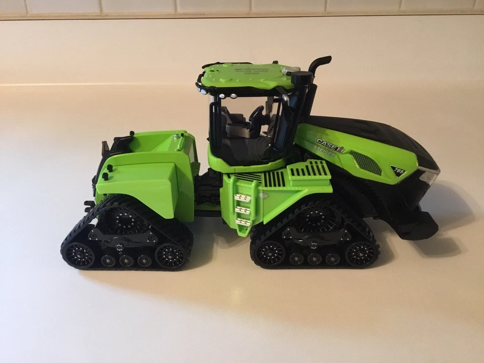 1:32 Case IH Steiger 785 Quadtrac Tractor 2025 Farm Show by Ertl 44419 - Image 4 of 4