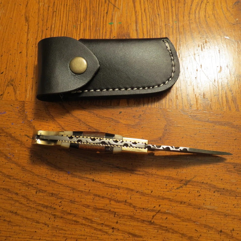 Cuchillo de hoja plegable Damasco con mango de madera y hueso y funda de cuero hecho a mano Foto 3 de 4