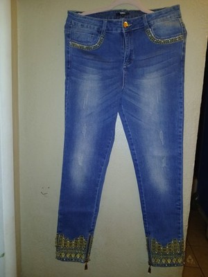 Tesoro Moda Women's Capri Beaded Detail Jeans Ankel Has Zip Up 