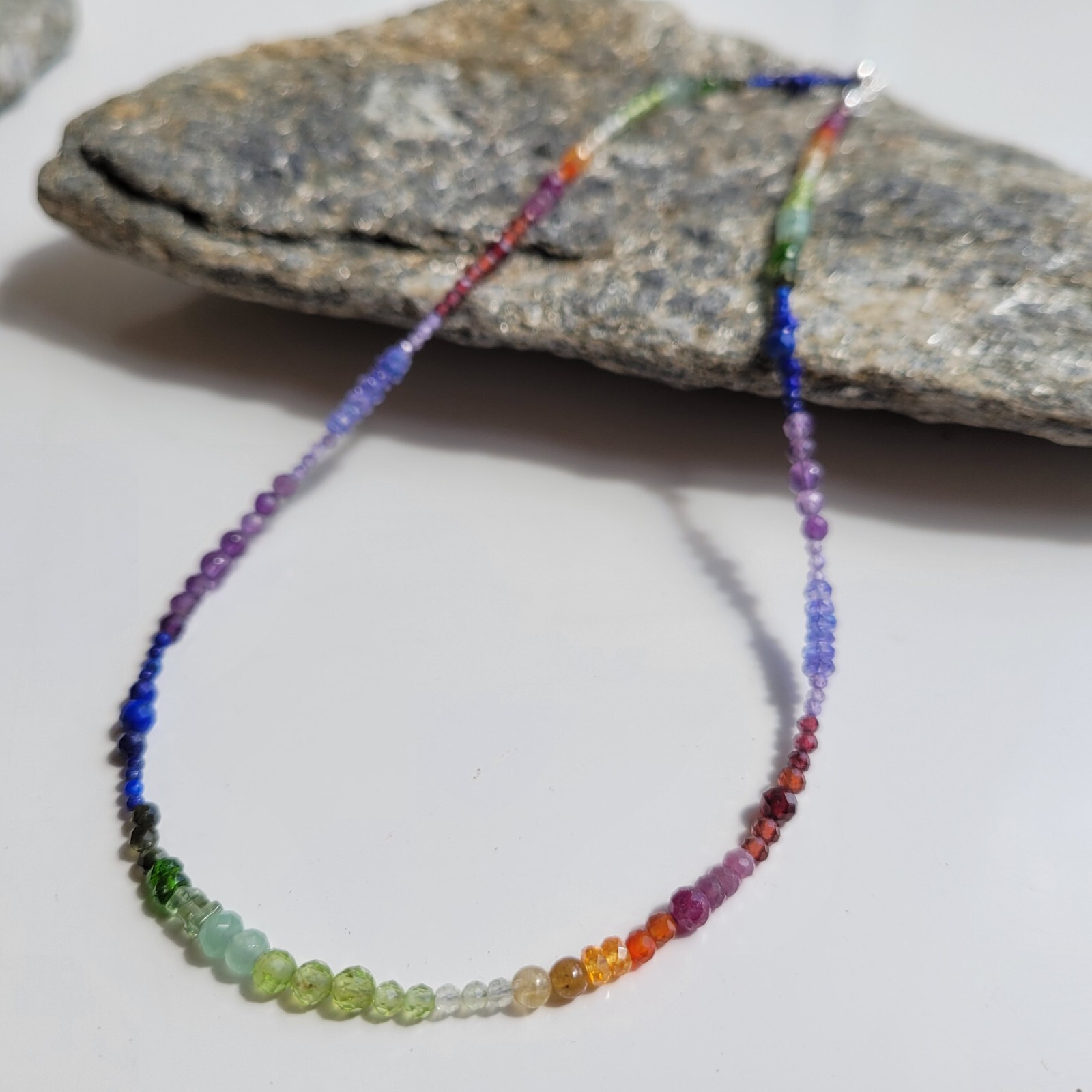 Collier rubis et pierres de naissance, le cadeau d'anniversaire idéal