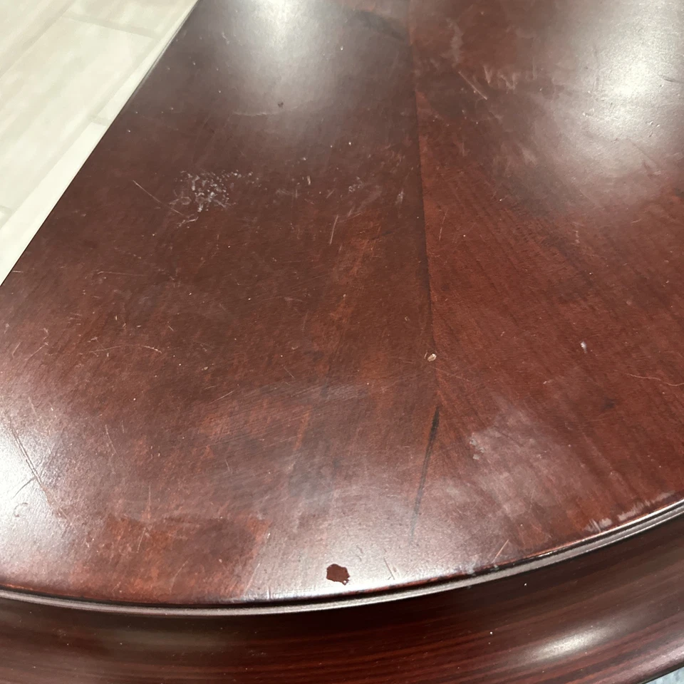 De colección. Mesa de acento en esquina de caoba Bombay Company con cajón y detalle de calado Foto 2 de 4