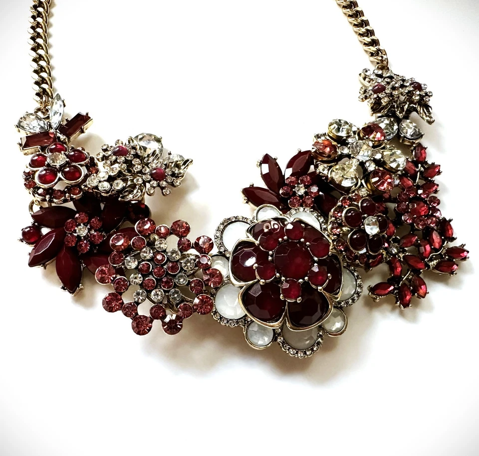 Requintado Colar Declaração de Flor de Strass em Vermelho Rubi, Borgonha e Opala - Imagem 4 de 4