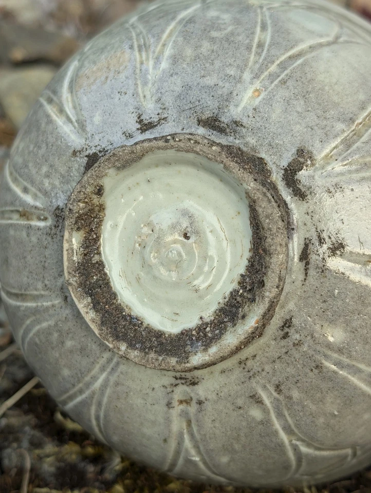 Tazón de té Celadon coreano estilo dinastía Joseon / Chawan, motivo de pétalo de loto tallado Foto 3 de 4