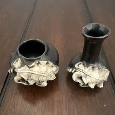 Jarrones Anthropologie negros (2) con hojas y enredaderas de Celadón