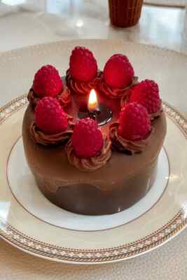 RASPBERRY CHOCOLATE CAKE CANDLE