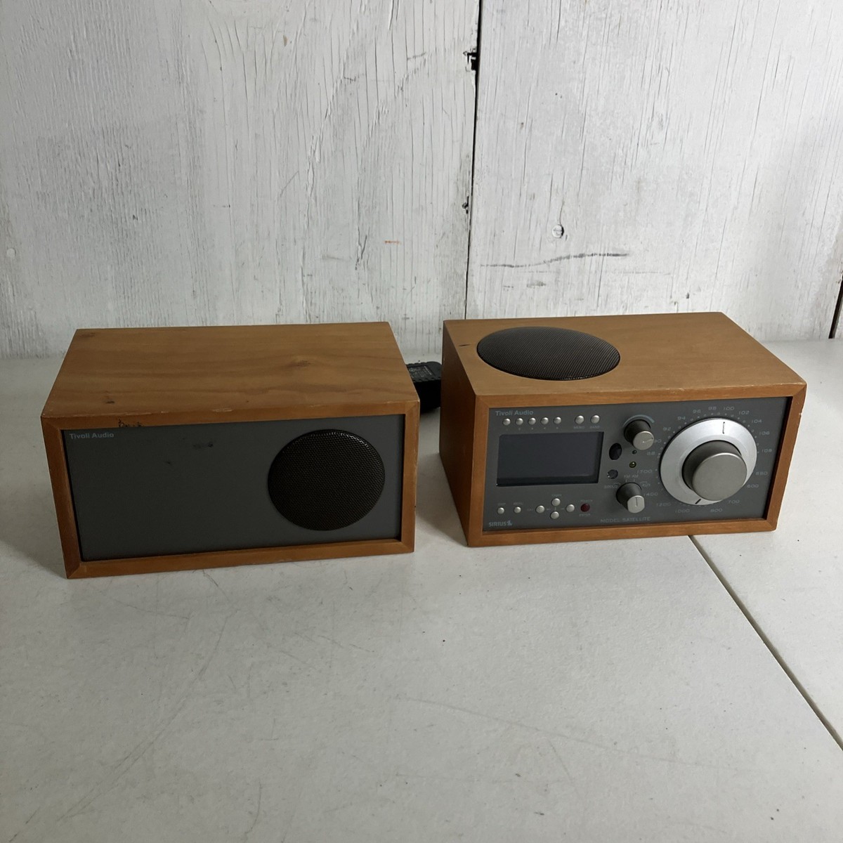 Tivoli Audio Model SATELLITE SIRIUS/AM/FM Desk- Brown W/ Companion 