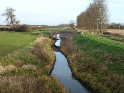 Foto A2 Steinbrücke über Bachabfluss Etton \/TF1406 North Fen Road bei c2013