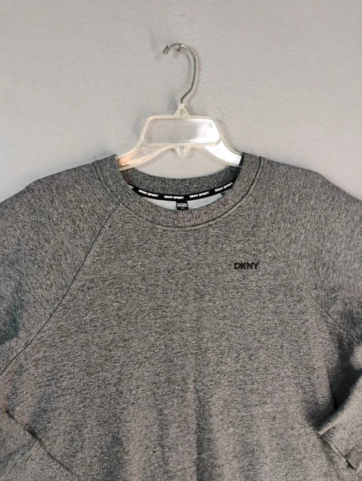 Moletom feminino esportivo DKNY pequeno cinza cropped manga longa malha pulôver - Imagem 2 de 4