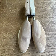 ROCHESTER SHOE TREE CO CEDAR SHOE TREE . SIZE M. USA