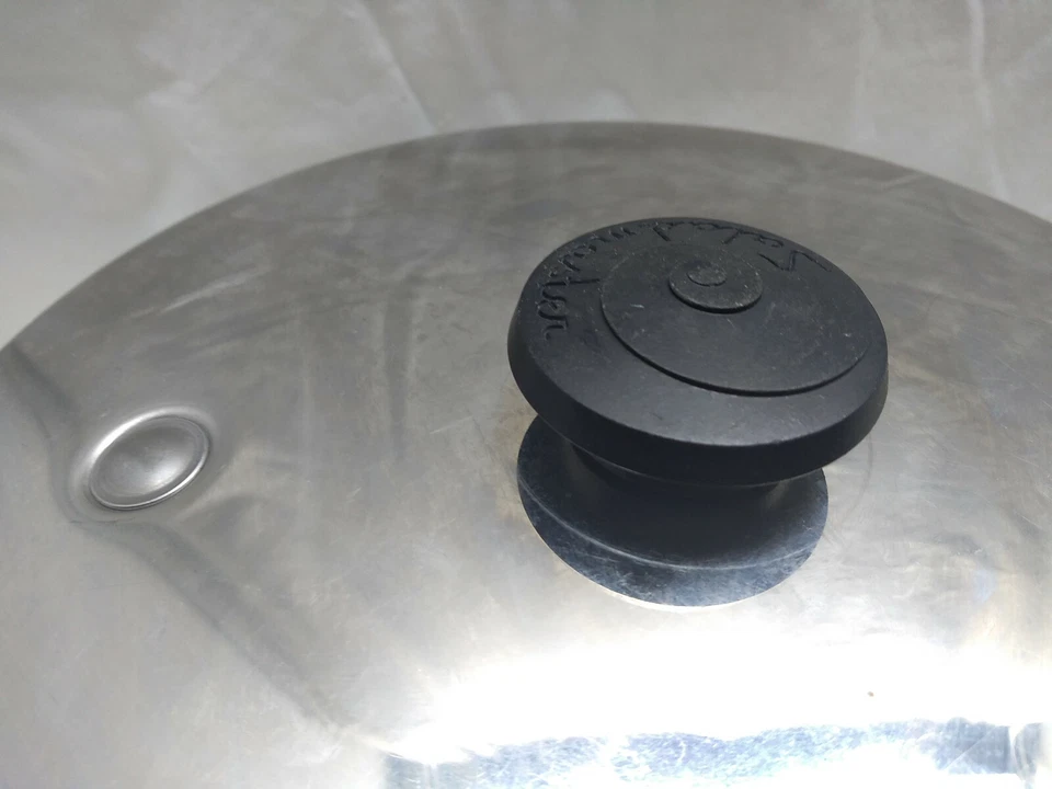 Saladmaster 6.5 Qt Dutch Oven Multi-Ply Stainless Waterless Stockpot Fry Pan Lid - Image 3 of 4