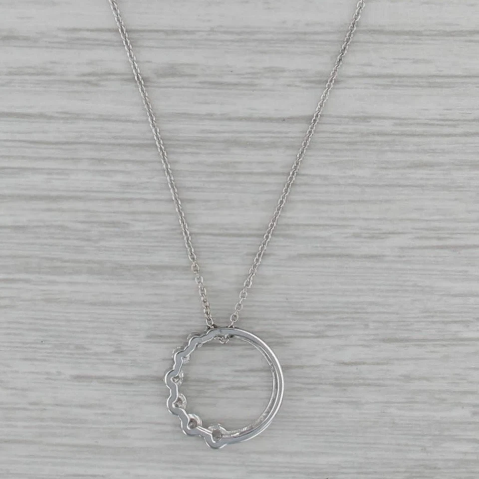 Collar colgante círculo de diamantes de 0,54 quilates cadena bordillo oro blanco de 18 k Foto 2 de 4