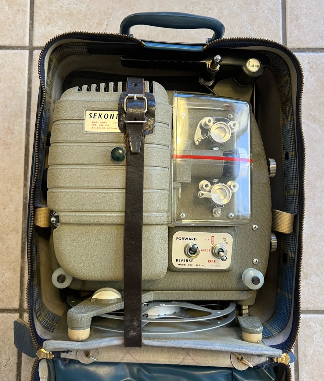 8mm Vintage Sekonic 8 Model 30C Projector w/ Carrying Case Works