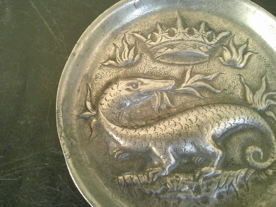 COUPELLE EN ETAIN EMBLEME FRANCOIS PREMIER SALAMANDRE COURONNEE SIGNEE CORTESI - Photo 3/4