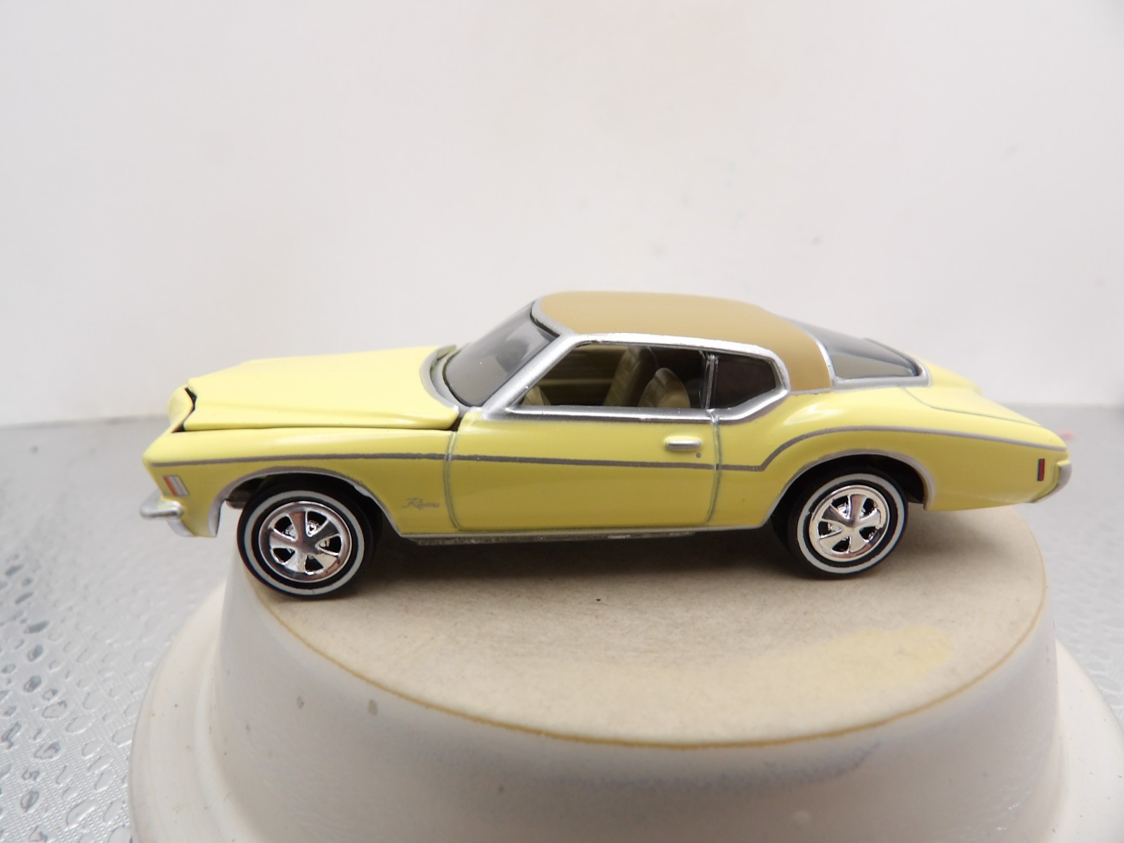1972 BUICK RIVIERA      2002 JOHNNY LIGHTNING SUPER 70's   1:64 DIE-CAST