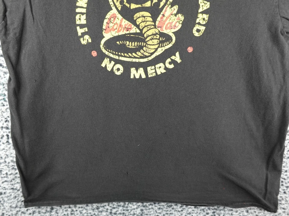 Camiseta Negra Cobra Kai "Strike First Strike Hard No Mercy" Talla XL Karate Niño Foto 4 de 4