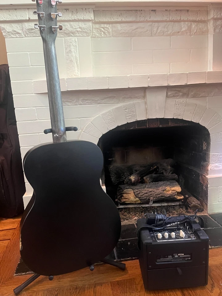 Guitarra Martin OMXAE Negra Usada Buen Estado Pequeña grieta trasera + 2 artículos GRATIS! Foto 2 de 4