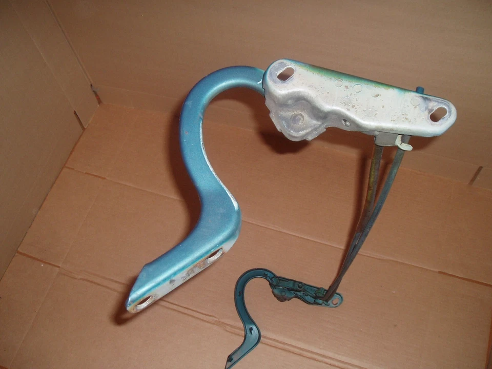 Mazda rx3-Wagon *Unidad de resorte de puerta trasera de fábrica* con pernos de fábrica **HTF**1973 Foto 4 de 4