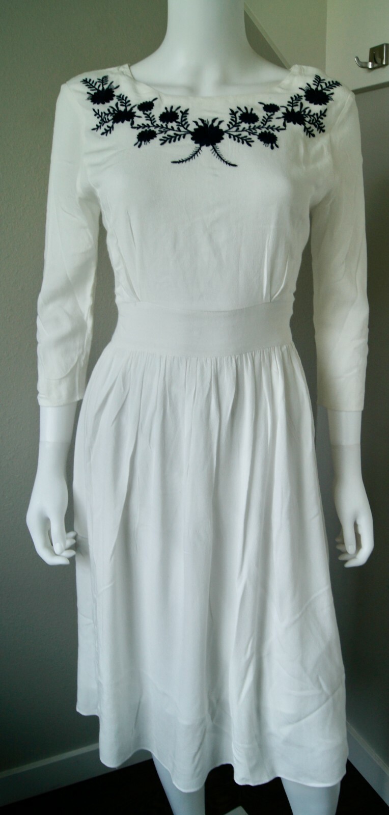 MOD REF Solid White & Navy Blue Embroidery Midy F… - image 1