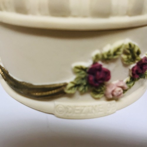 Caja Baratija Dezine Querubín Floral Acento Dorado Redonda Pintada a Mano 1993 Regalo - Imagen 5 de 10