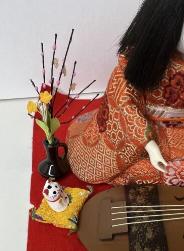 Kimekomi Doll Geisha Japanese Brocade Kimono Lute Lucky Cats Vase Fan VTG 5.75" - Picture 3 of 6