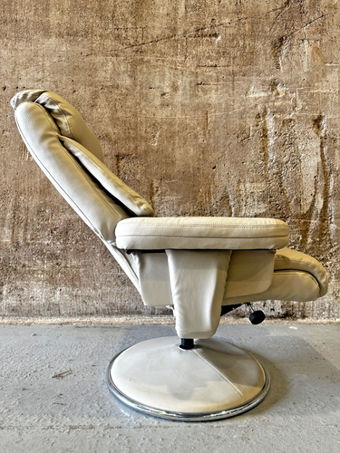 Contemporary Recliner Lounge Chair with Footstool - Picture 6 of 10