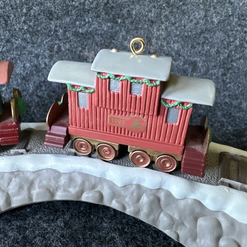 Vtg. Hallmark Keepsake 1991 Ornament Train Trestle Display & 3 Train Ornaments - Picture 5 of 23