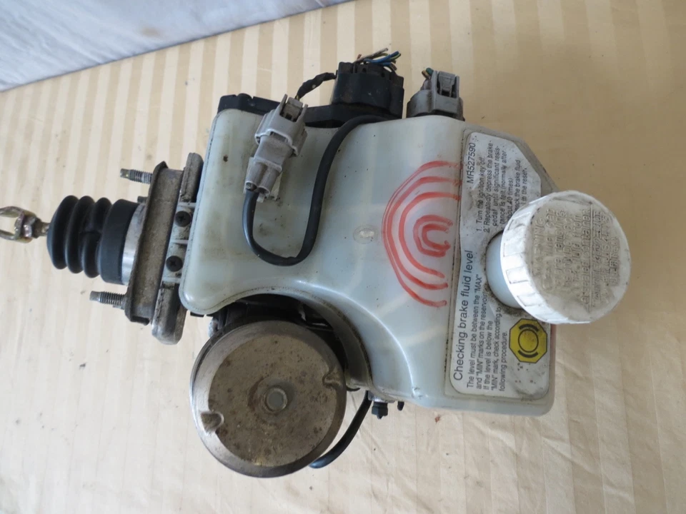03 04 05 Mitsubishi Montero Hydraulic Master Power Booster Brake Pump MR569728 - Image 3 of 4