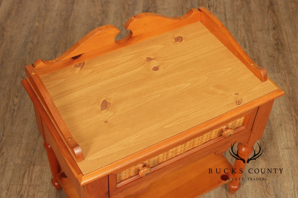 Mesita de noche Stanley Furniture de pino y mimbre Foto 4 de 4