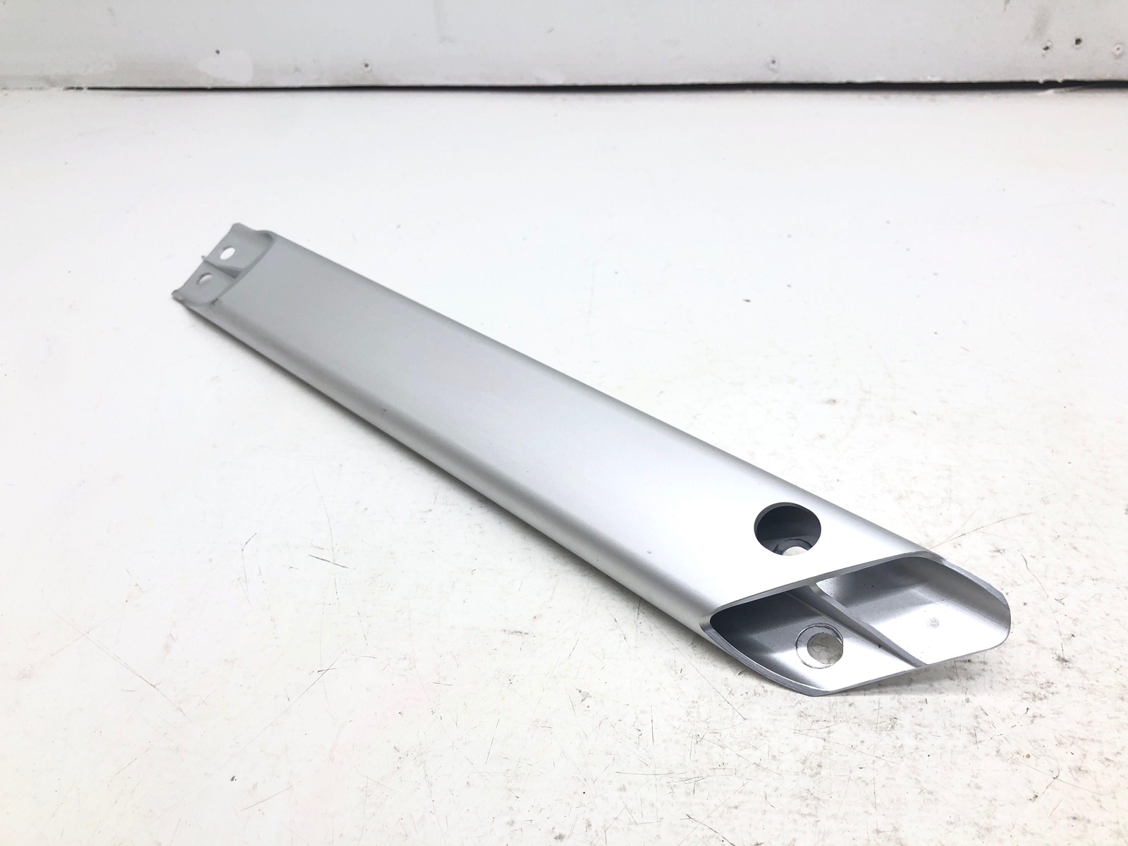 2014 ASTON MARTIN VANTAGE RIGHT & LEFT REAR BODY BRACE SUPPORT BRACKET SET OEM