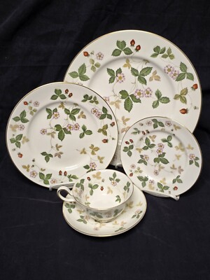 WEDGWOOD WILD STRAWBERRY PC PLACE SETTING Dinner, Salad, Dessert Plate  Cup Etc