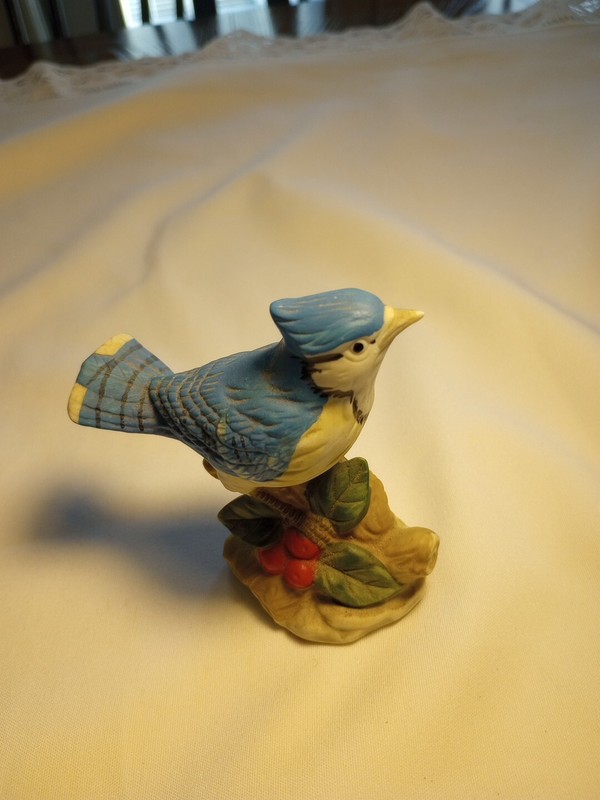 981 - Royal Heritage Bluejay on Log w/Holly 4"