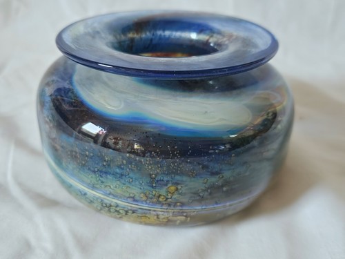 Stunning Isle of Wight art studio glass vase, iridescent with gorgeous tones (b) - Picture 4 of 12