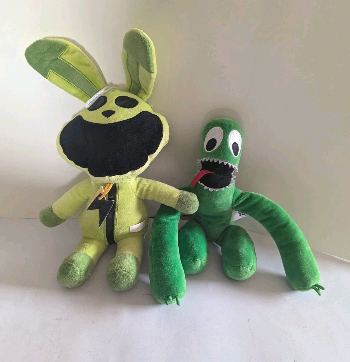 Rainbow Friends Green 9 Inch Plushie & Hoppy Hopscotch Roblox 2-Pack
