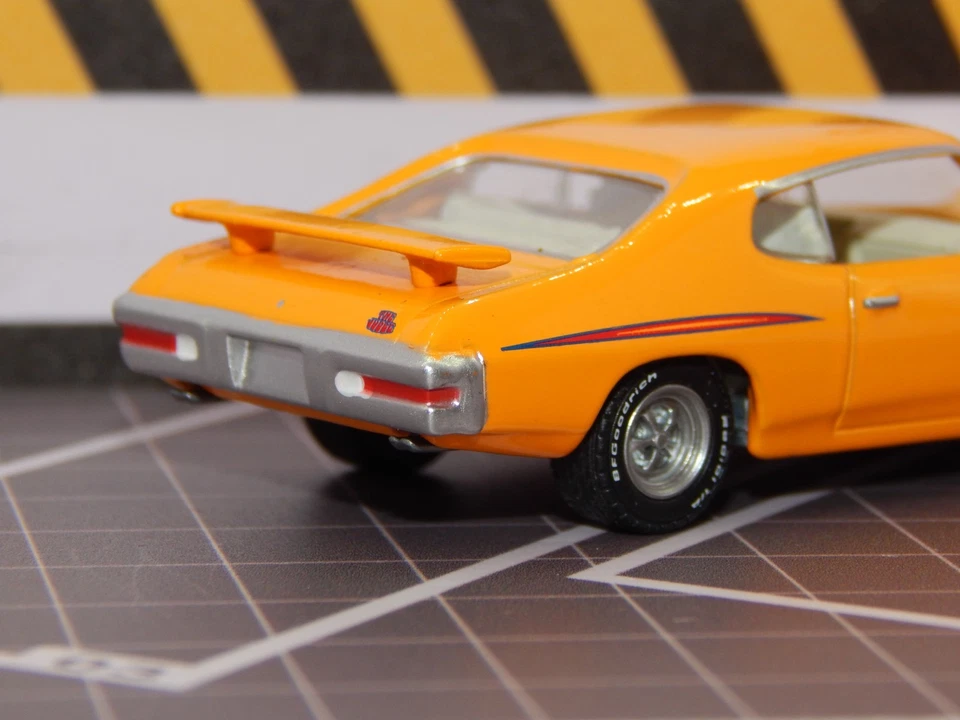 '70 1970 Pontiac GTO JUDGE 400 V8 Orange White Interior 1/64 Diorama Model MINT - Image 4 of 4