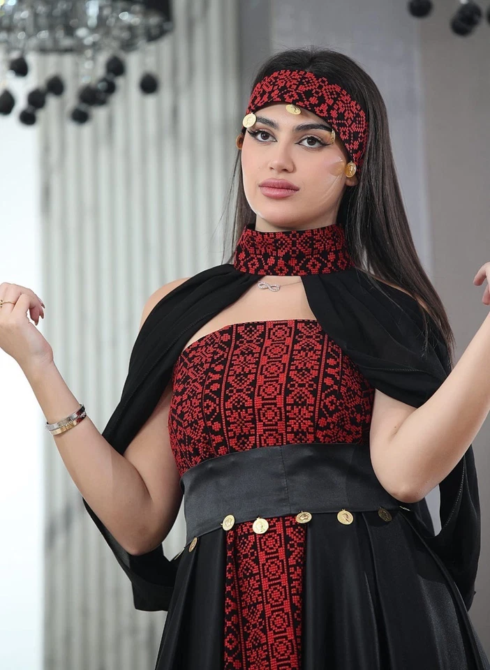 Vestido Thobe bordado palestino para mujer detalles satinados al hombro descubierto y diadema Foto 3 de 4