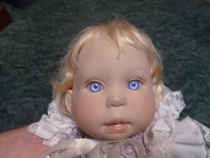1988 Lee Middleton Original Doll #4461 of 5000  22" piercing blue eyes blond 