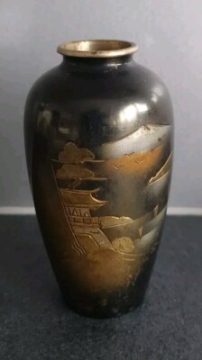 Kleine alte japanische Vase gemischt Metall geätzt Berg Fuji Szene 4'' (10 cm) hoch