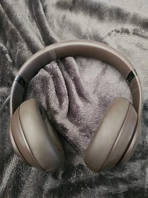 Beats Studio Pro x Kim Kardashian - Kabellose Kopfhörer - Braun - Bild 1 von 4