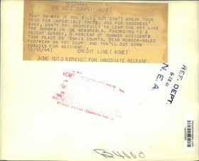 1944 Press Photo Tennis player falls on Tennis Court - nes55584