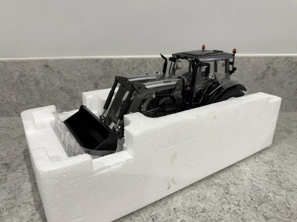 Wiking - Valtra N123 Tractor w/Loader & Bucket - 1:32 Scale - 7327 - New/Mint - Image 2 of 4