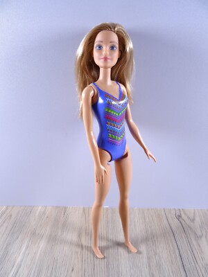 Mattel Barbie Beach Puppe – Mit Badeanzug, Blau, Schwimmtauglich
