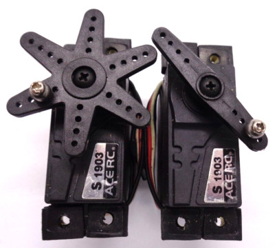 Thunder Tiger ACE RC Standard Size Servos Menge 2 guter Zustand + Halterungen