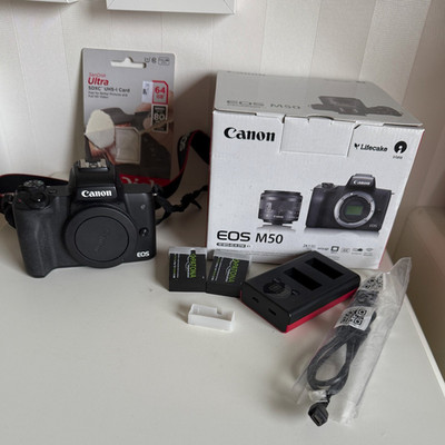 Body - Canon EOS M50 - schwarz - wenig genutzt - mit Zubehörpaket