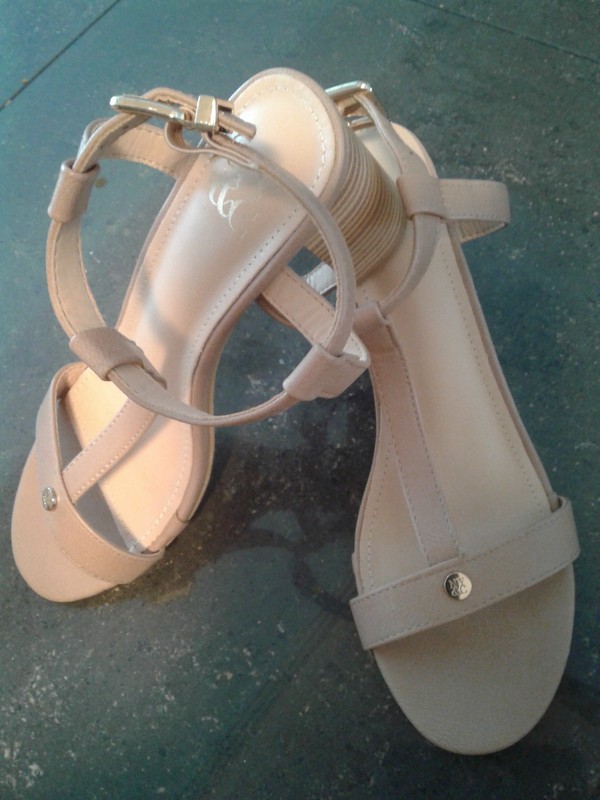 New York & Co Block Heeled T-Strap Sandals ~ Beige sz 8.5 NWOT