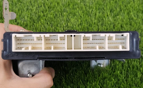 2005-2007 Lexus LX470 ABS VSC TRACTION CONTROL MODULE 89540-60440 used - Picture 9 of 9