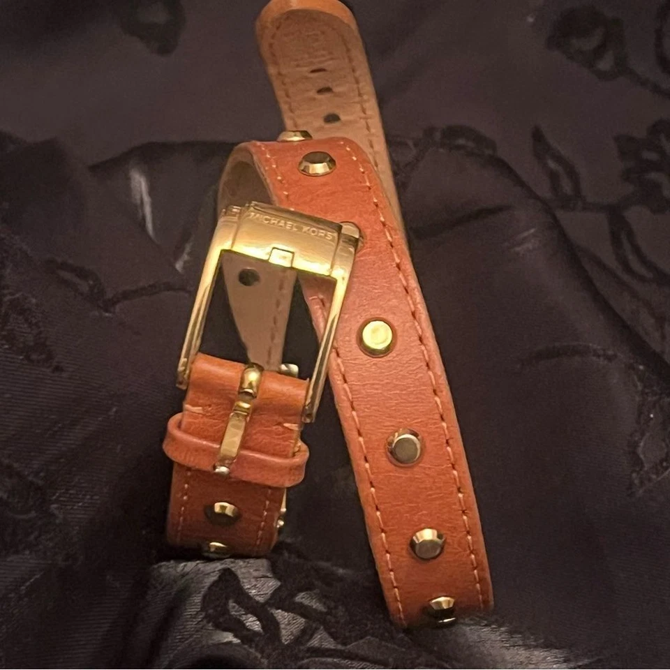 Reloj Michael Kors Cuero Marrón Claro y Tono Dorado Tachonado Lazo Foto 2 de 4