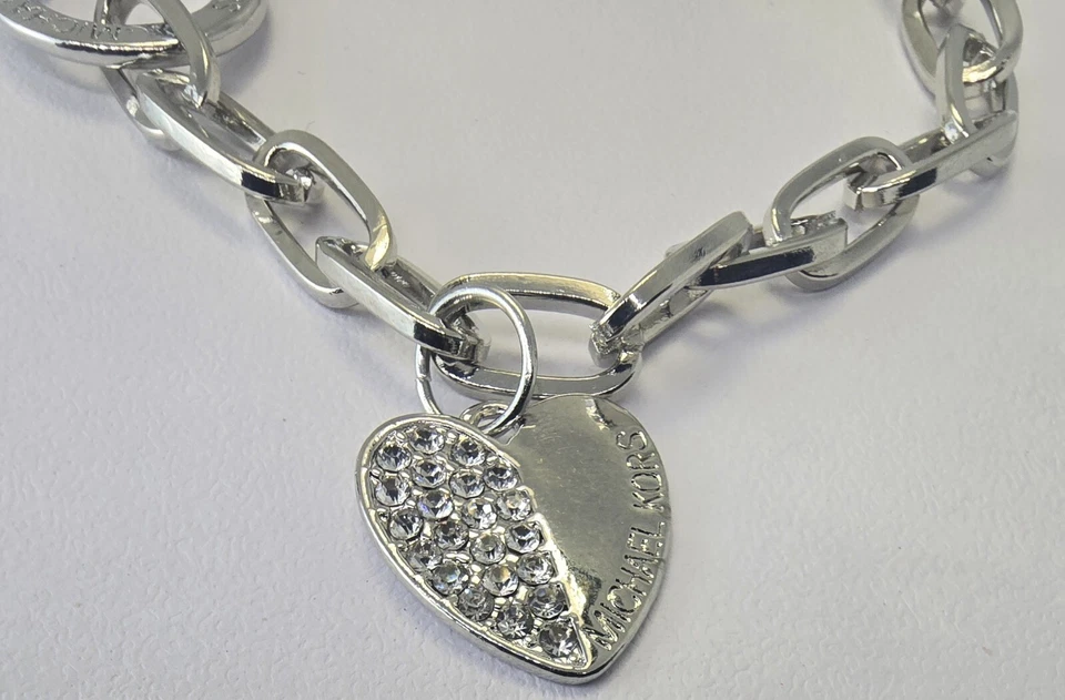 Pulsera ajustable con cuentas de tablero largo con logotipo de Michael Kors Foto 2 de 4